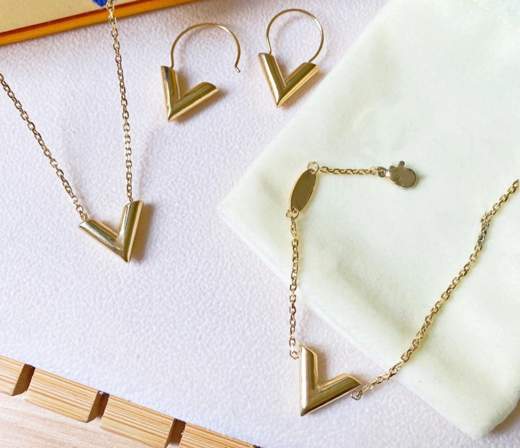 

Luxury Designer Jewelry women's Necklace Gold V Cuban men's chain Pendant Stainless Steel Bracelet Earring Set Fashion Style with box