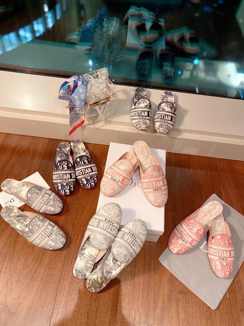 

2021 spring and summer slippers women's outer wear D letter embroidery Baotou printing jelly color all-match Muller shoes, Black