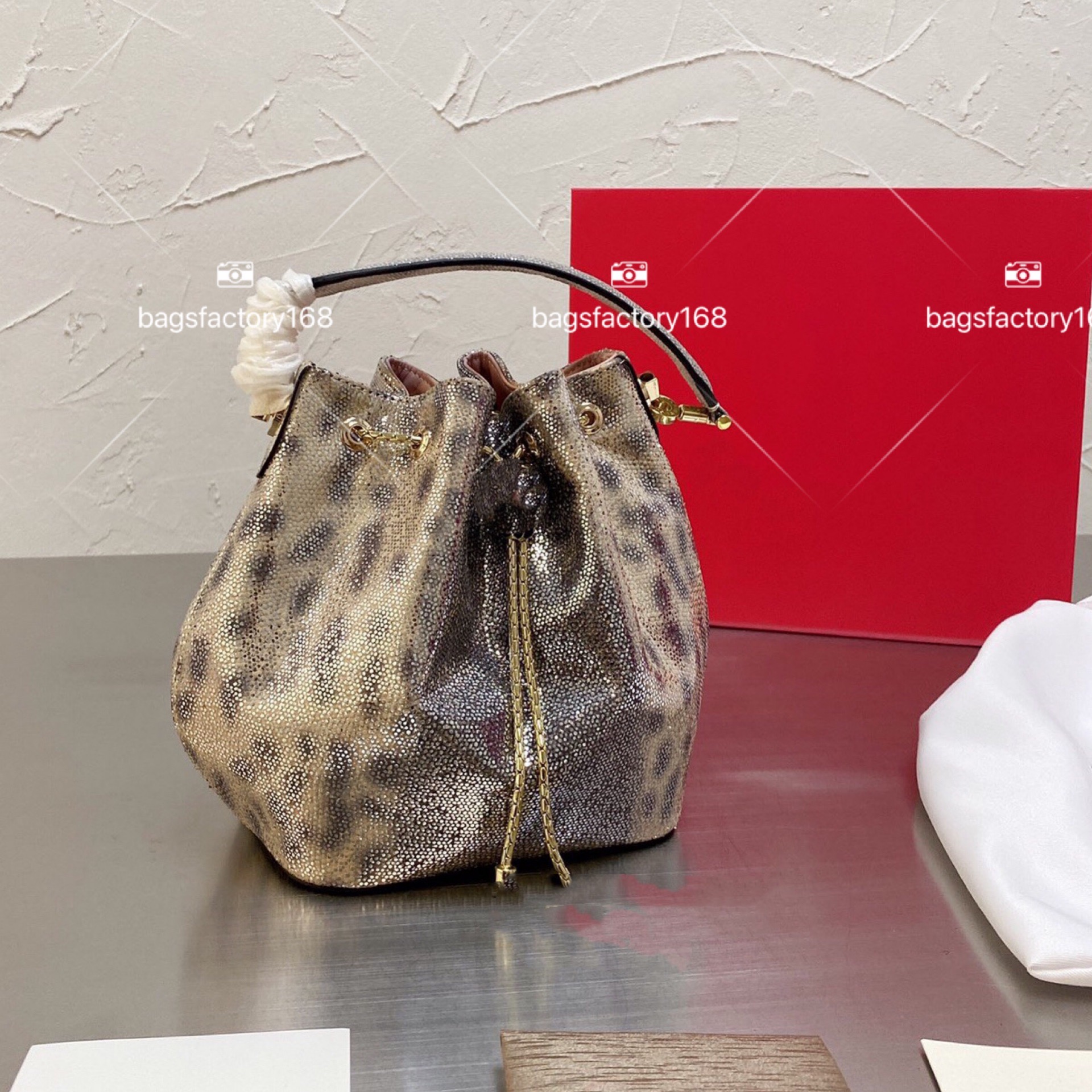 

European And American Style Top Luxury Design Snake Print Bucket Bag Lady Multicoloured Enamel Buckled Tassel Chain Shoulder Bags Street Cas