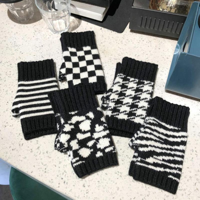 

Five Fingers Gloves 1 Pair Autumn Winter Warm Half-finger Knitted Black White Checkerboard Fingerless For Driving Writing Cycling