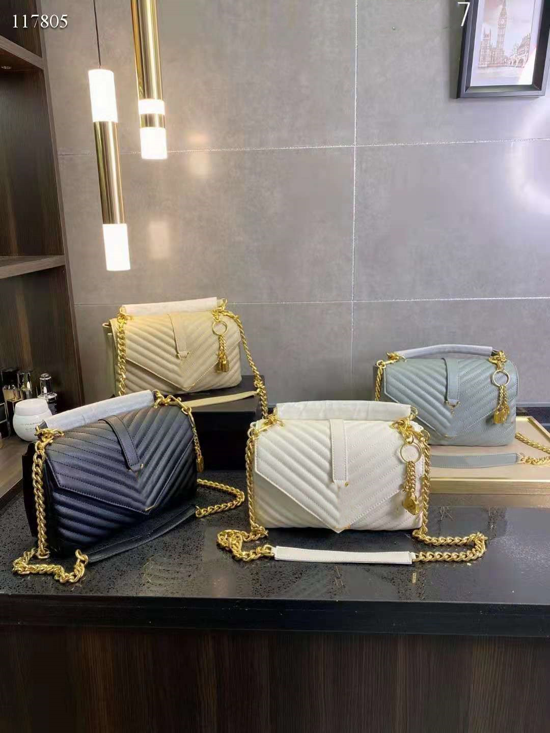 

Classic women's one shoulder postman bag made of cow leather, size 24cm, Beige