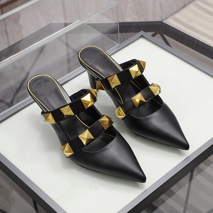

slippers in the willow nail element are luxurious and gorgeous, which can be matched with beautiful summer clothes. Pedicure does not wear o, Black