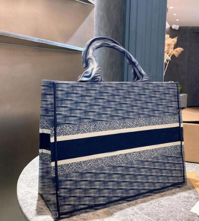 

Luxurys Designer Handbags Women Flower Book Tote Canvas Embroidery BagS Shopping Bag brand high quality trendy e large size 36cm 41cm Christians, Blue d