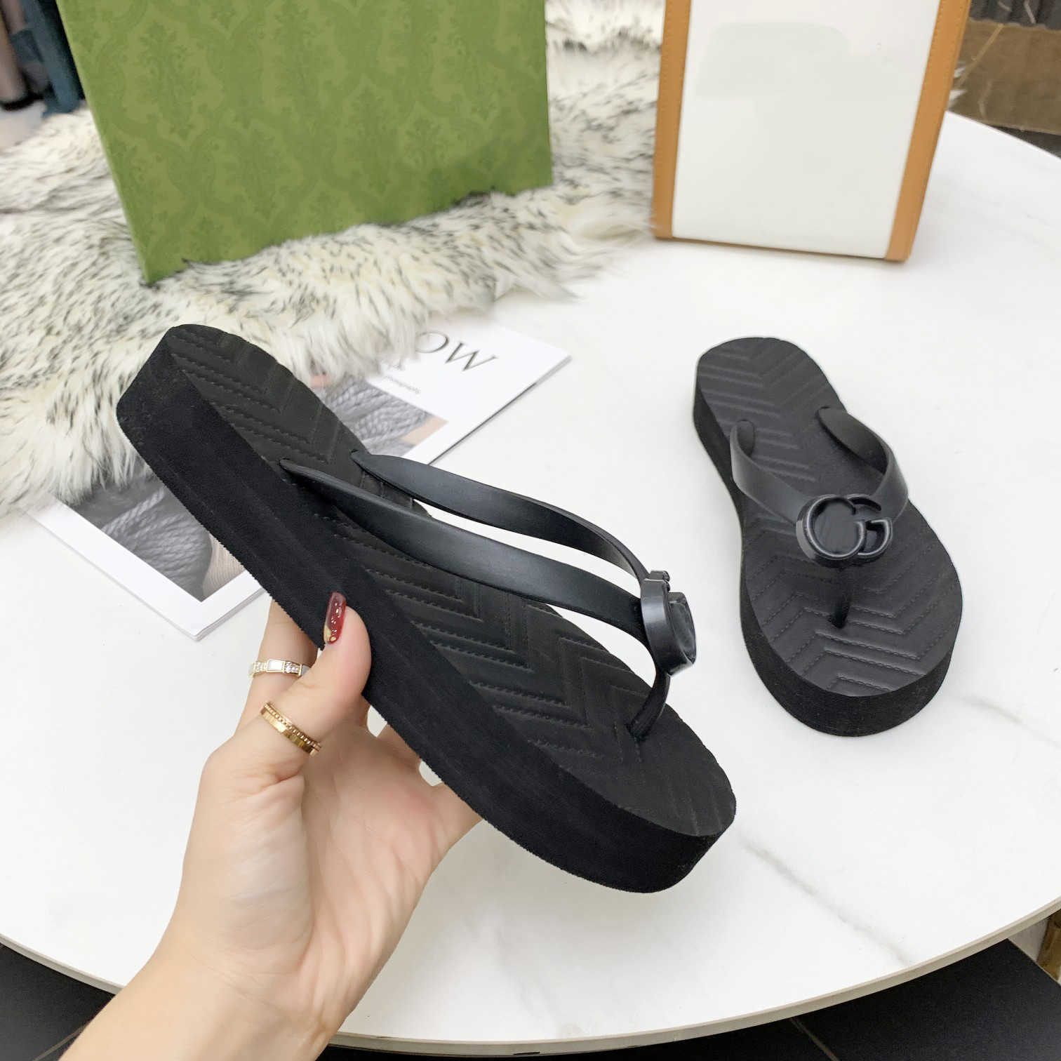 

Luxury Designer fashion trendy women slippers V-shaped flip flops bright colors comfortable and wear-resistant size 35-42, Photo color