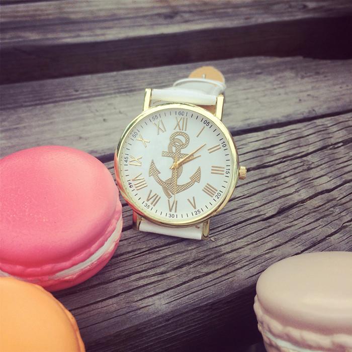 

Wristwatches Relogio Feminino Quartz 2021 Women Geneva Anchor Watch Radiating Roman Numerals Leather 1Pcs/Lot, White
