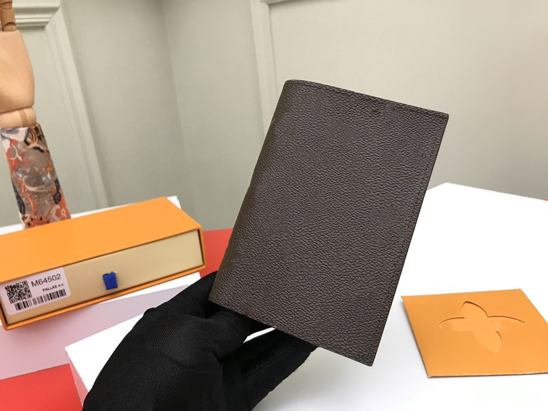 

luxurys designer bags fashion unisex Passport cover credit card holder wallet storage bag high quality M64501 N64411 M64596, Price difference