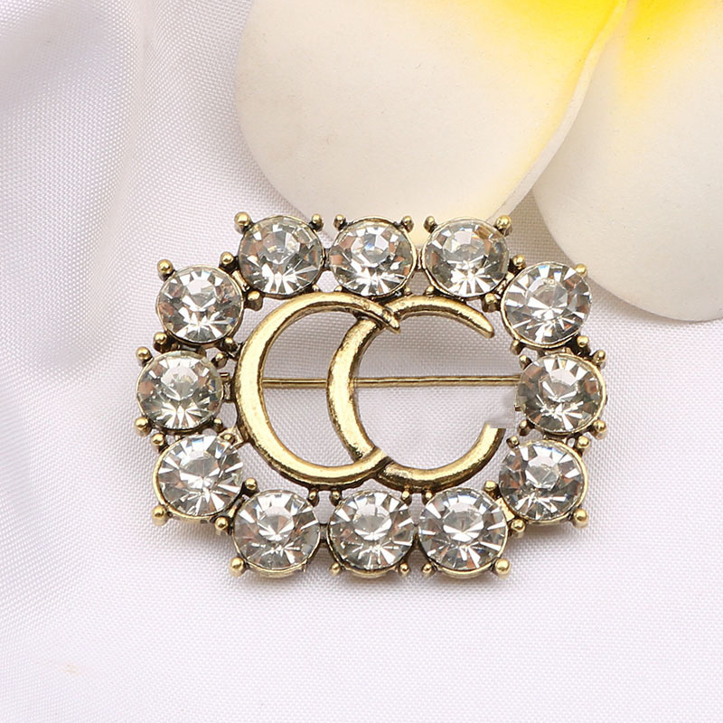 

Famous Brand Vintage Retro Gold Luxury Design Pearl Brooch Women Letters Brooches Suit Pin Fashion Jewelry Clothing Decoration High Quality Accessories