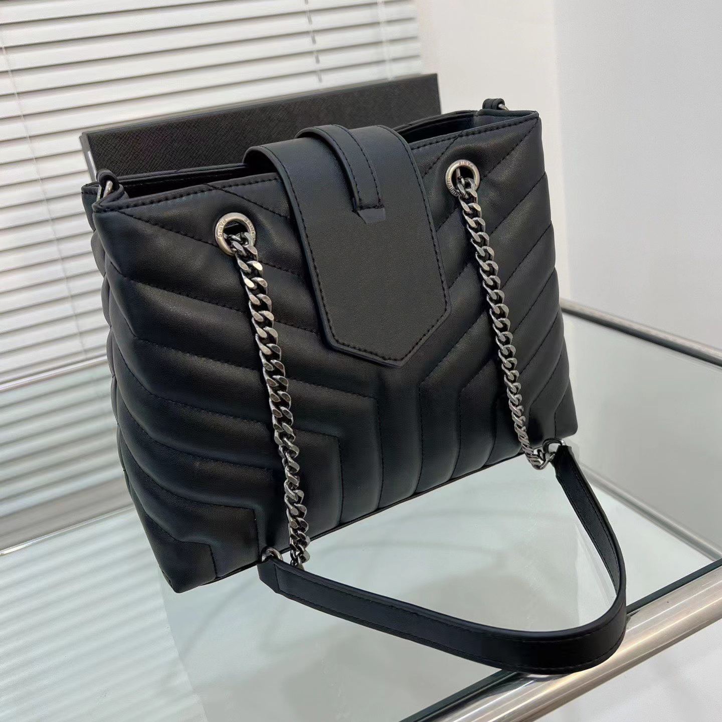 

women Bags Designers shoulder bag High texture Messenger handbag large capacity chain shopping handbags Metal letter lady purse versatile style very good nice, Red+golden letter