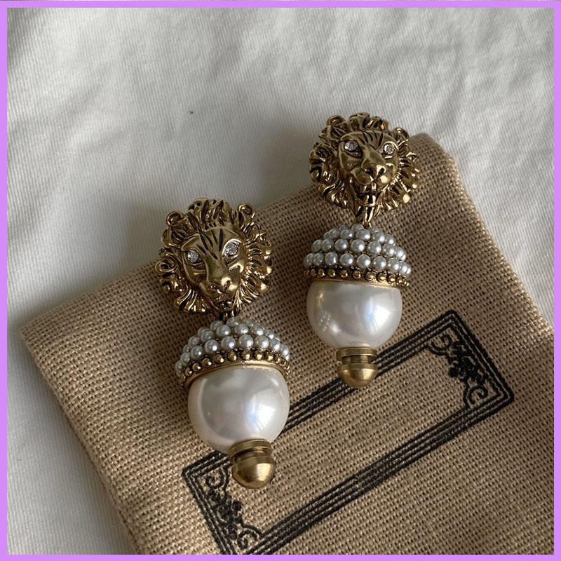 

Wholesale New Street Fashion Women Earrings Luxury Designer Jewelry Pearl Lion Earring Ladies Ear Studs Retro High Quality D2111036F