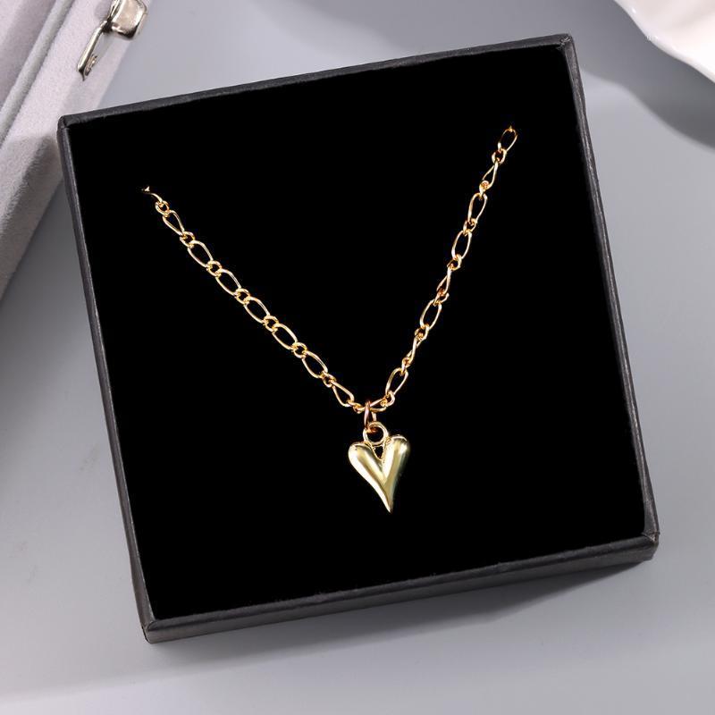 

Chains INS Fashion Trend Golden Love Pendant Necklace For Woman Punk Clavicle Chain Wedding Engagement Party Jewelry 2021