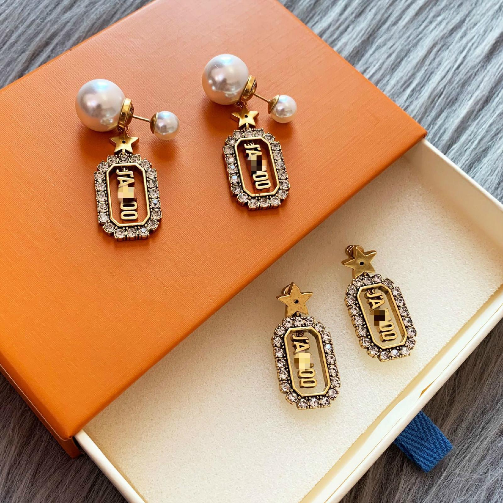 

2020 new letter pearl earrings female Dijia Internet celebrity temperament female letter diamond earrings, White