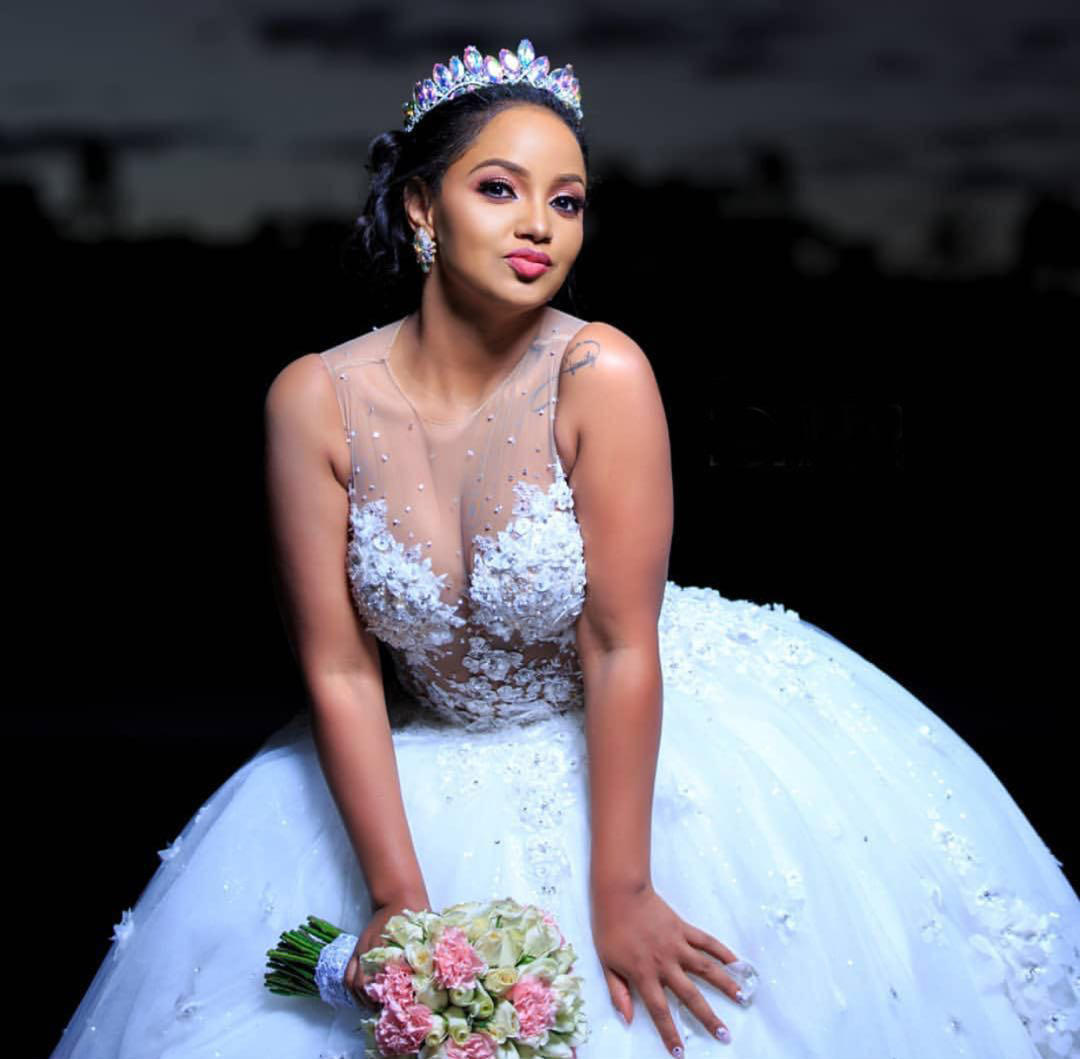 

Luxury 3d Floral Appliques Ball Gown Wedding Dresses Romantic Flowers Illlusion Jewel Neck Sleeveless Chapel Castle Bridal Gowns Plus Size Bride Dress 2021, White