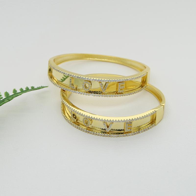 

Bangle Inner 58mm Big Gold Color Band Micro Pave CZ Heart Bracelet For Women Lady Fashion Classic Jewelry Valentines Gift