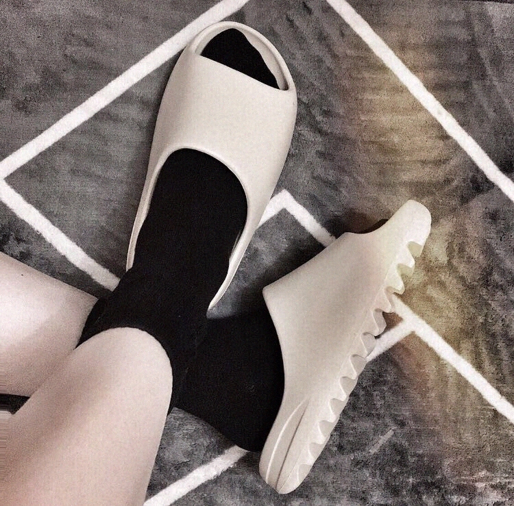 

2021 [in stock] High quality kanye mens sandals shoes foam runner black white west slides bone resin desert sand womens yeezys slippers S5sN#, Need socks [3 pair](random color)