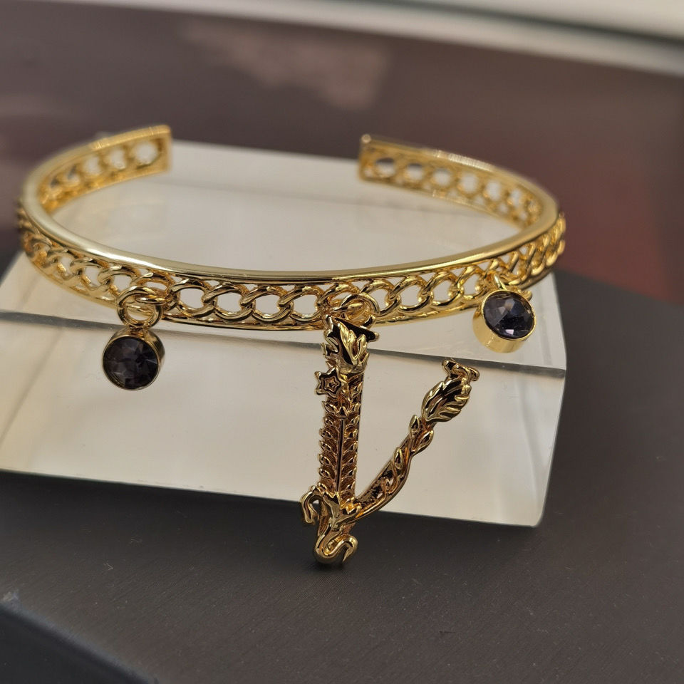 

[High Grade] Fan Meiren Head V Letter Necklace Bracelet Same Material Set Earrings Bracelet designer Jewelry