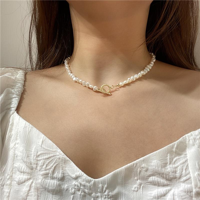 

Pendant Necklaces French High-grade Baroque Freshwater Pearl Necklace Retro Temperament OT Clasp Hand Accessories Women Punk Jewelry