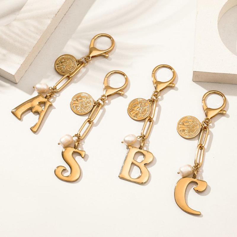 

Keychains Vintage Initial Keychain 26 Letter Key Chain Natural Pearl Charm Exquisite Alphabet Copper Coin Pendant Keyring