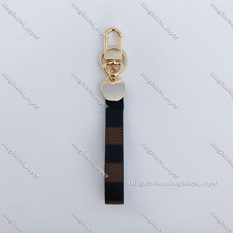 

Luxurys Designers 4 Color Key Chain Letters Real Fashion Leather Car Keychains Ring Hanging Rope Lovely Wallet Portachiavi Box