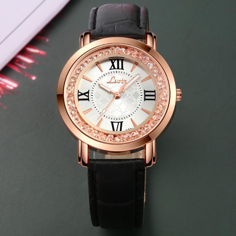

Wristwatches Women's Casual Elegant Watch Classic Black Quartz Ladies Leather Romen Numerals Dial Birthday Gifts For Friend Mom, White watch