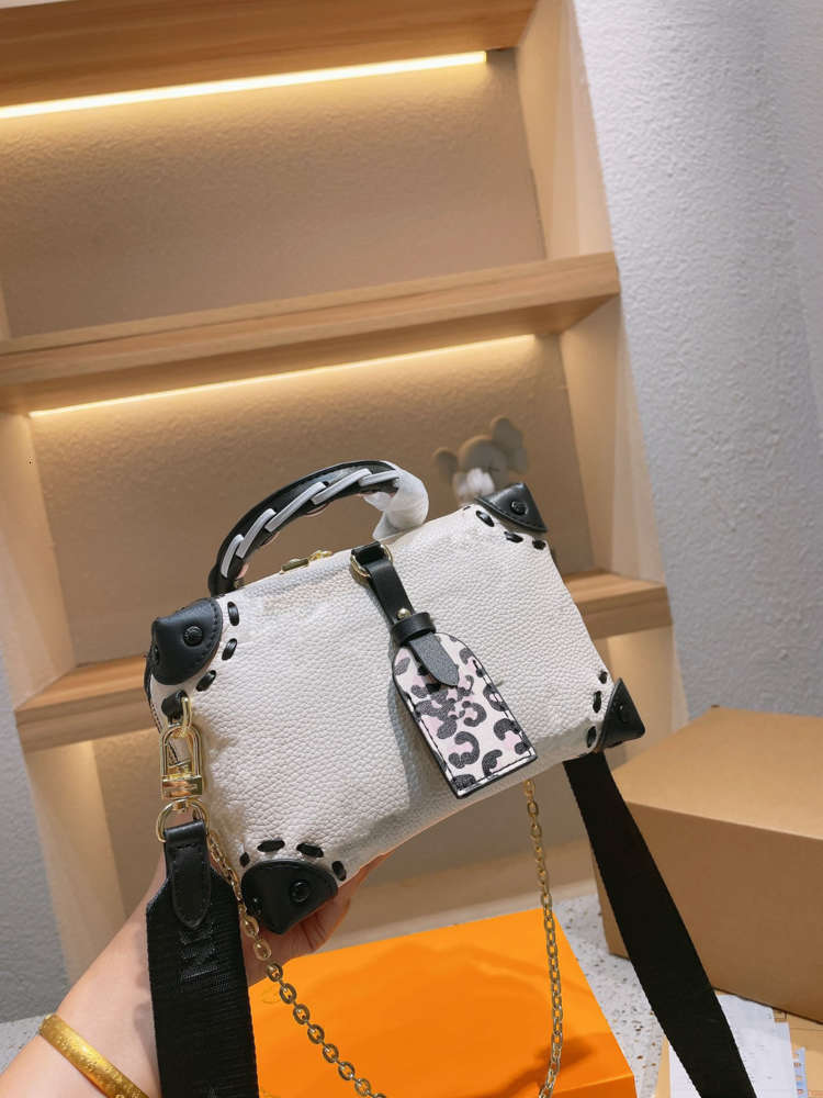 

2021 Handbag white ladies high-end brand temperament camouflage buckle fashion matching casual travel style small and cute, Make up the freight link;don