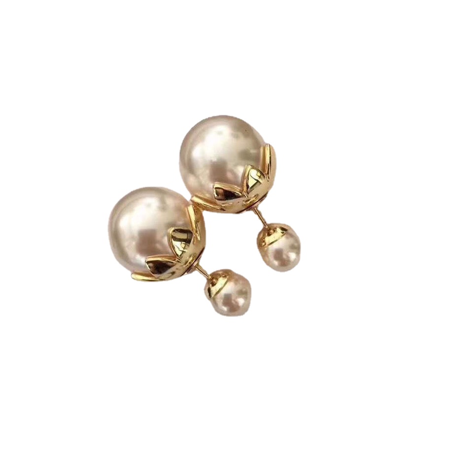 

Luxury Stud D new 21-year Pearl Earrings fashion temperament brass advanced personality women's models, Golden;silver