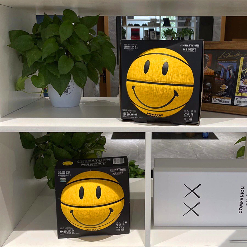 

Spalding Chinatown Market Smiley basketball 24K Black Mamba Merch ball Python Commemorative edition PU game