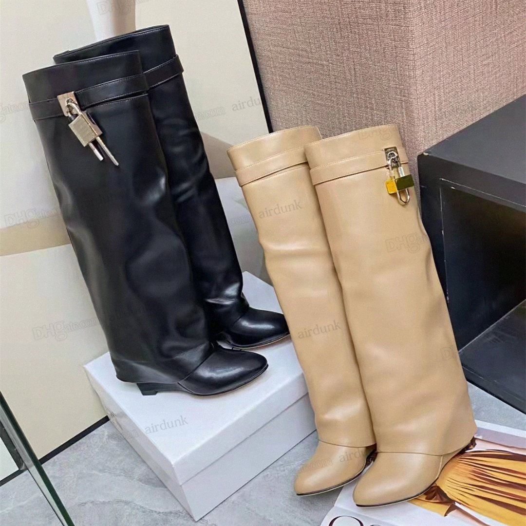 

SHARK LOCK Knee boots leather silver and gold finish asymmetrical metal padlock clad wedge almond shaped toe heel height 9cm latest women's Fashion brand High Bo q7kS#, Khaki half boots-1