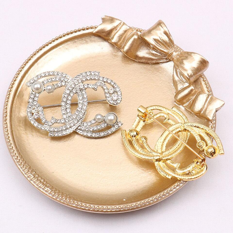 

Lots 18K Gold Plated Brand Designers Letters Brooches Geometric Luxury Brand Women Rhinestone Pearl Brooch Suit Laple Pin for Wedding Party Jewerlry Accessories
