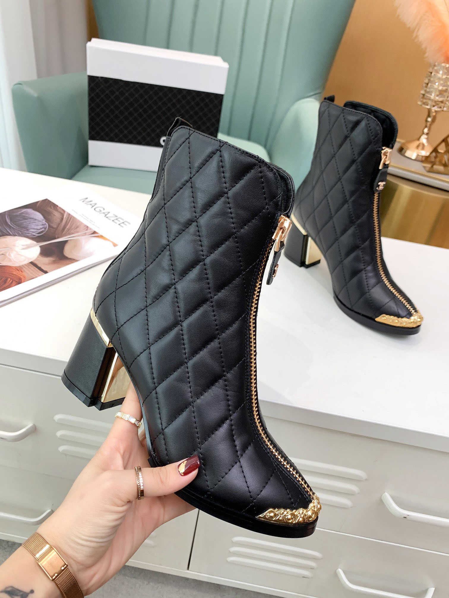 

2021 Luxury Designer Women Boots&Booties Gold Metal Chains Decoration Side Zipper Leather Kitten Heel Boot Long Short Tube Series Fashion Top quality Size 35-40 A2, Color 5