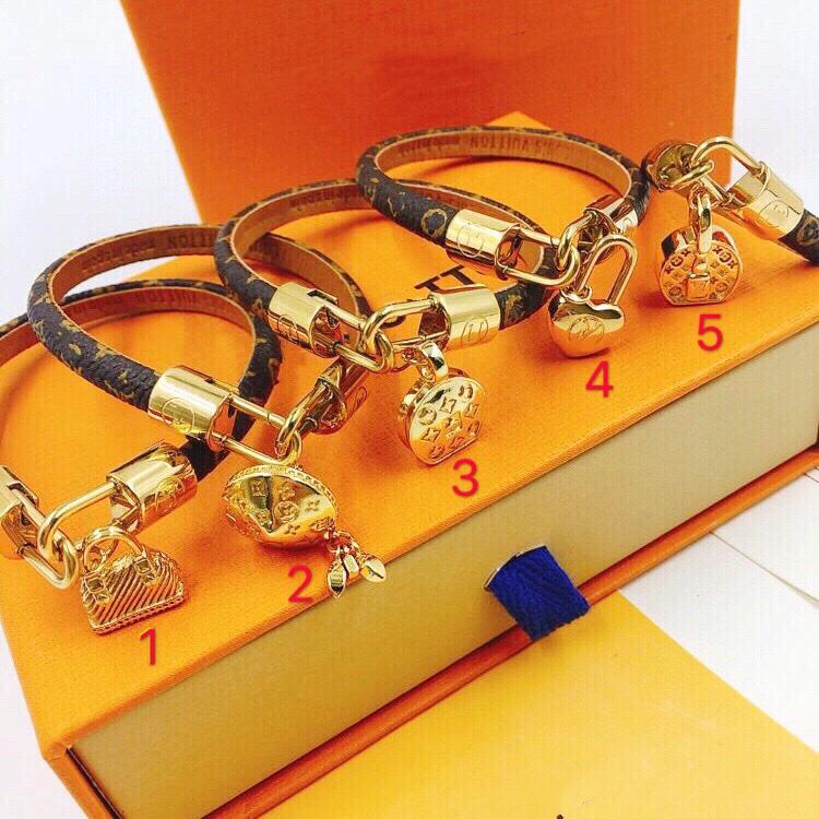 

Fashion High Qualit Classic Decorative Pattern Bag Shape Pendant Plating Bracelet L Big Brand V Letter Bangle, Black