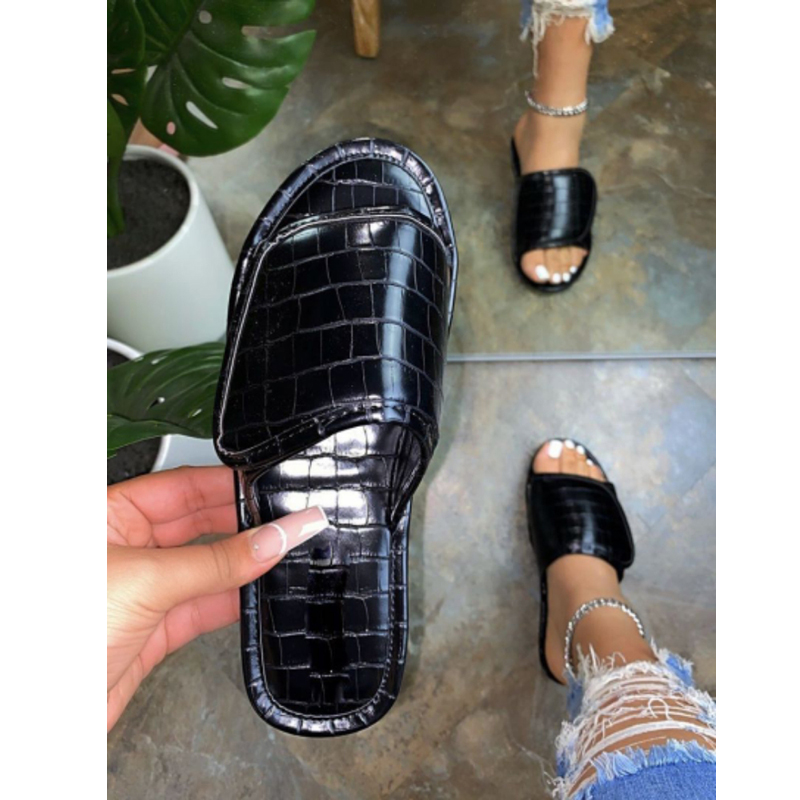 

2021 Summer New Fashion Comfortable All-match Solid Color Outdoor Slippers Soft bottom large size beach slippers For Women, White