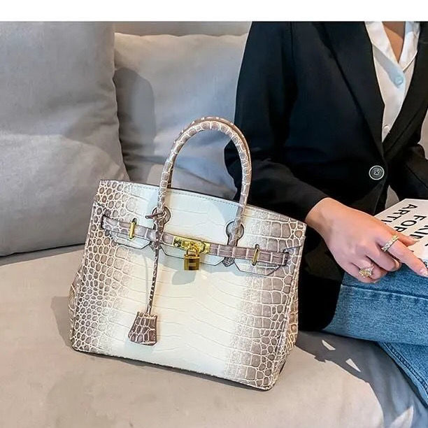 

Aima 2021 New High Capacity Women's Fashion European and American Single Shoulder Underarm Retro Large Texture Portable Platinum Bag Ha