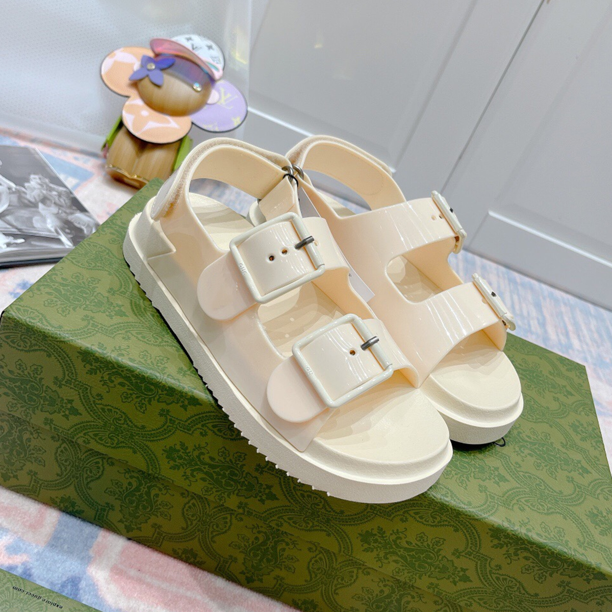 

2021 Designer Flat bottom summer Luxury women sandals Fashion leisure time metal buckle ladies mens Brand sandal Back Strap comfortable High, Black