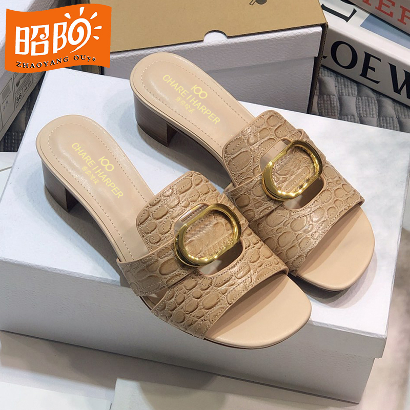 Été 2022 Nouveaux pantoufles à talons hauts de luxe de luxe Decoration Plage de mode Exquise Compteur Packaging Femme Real Cuir Chaussures