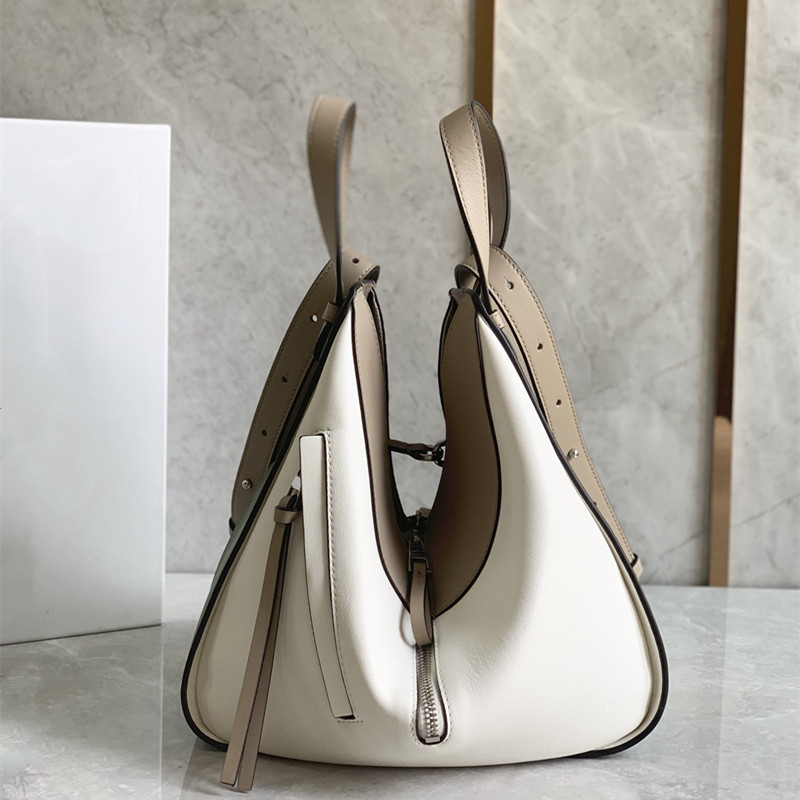 

2020 New style Adjust the shape according to the size you need to pack Large capacity One shoulder and cross slung and hand carry are all acceptable 961300 graceful bag