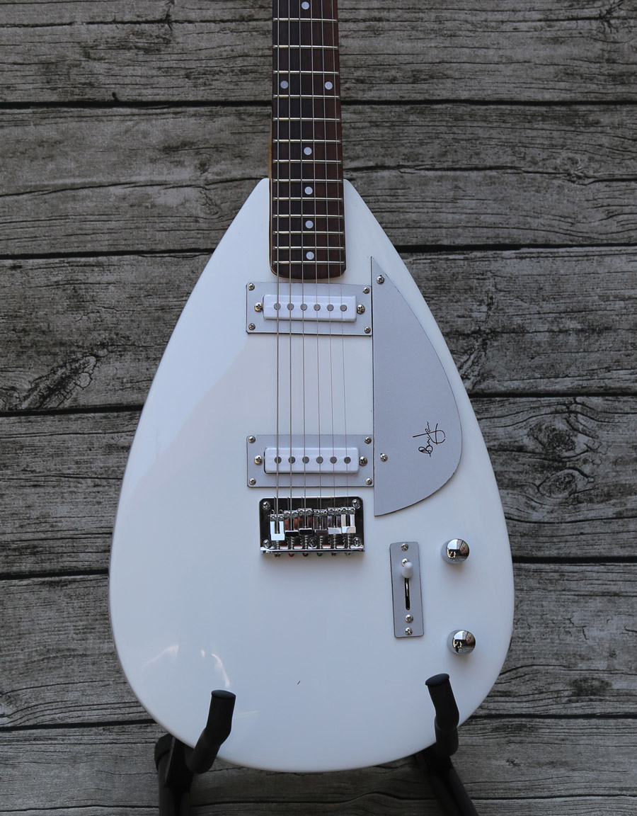 

Direct selling manufacturer can customize Brain Jones electric guitar
