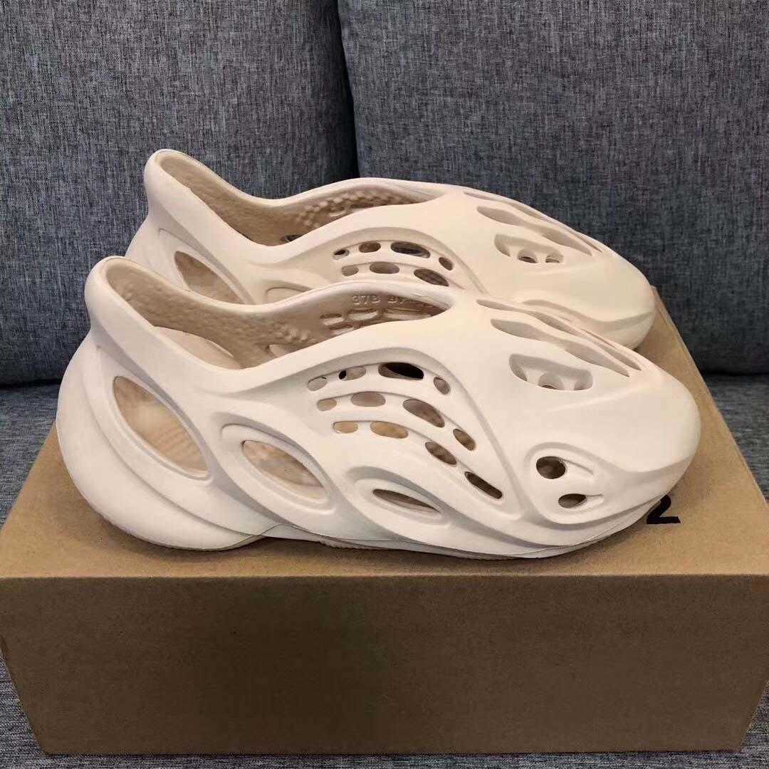 

Kanye Sandals Slip-on Bone Slide Foam Runner Men Slippers Enflame Orange Royal Blue Sandal Desert Resin Moon Earth Brown Triple Black White