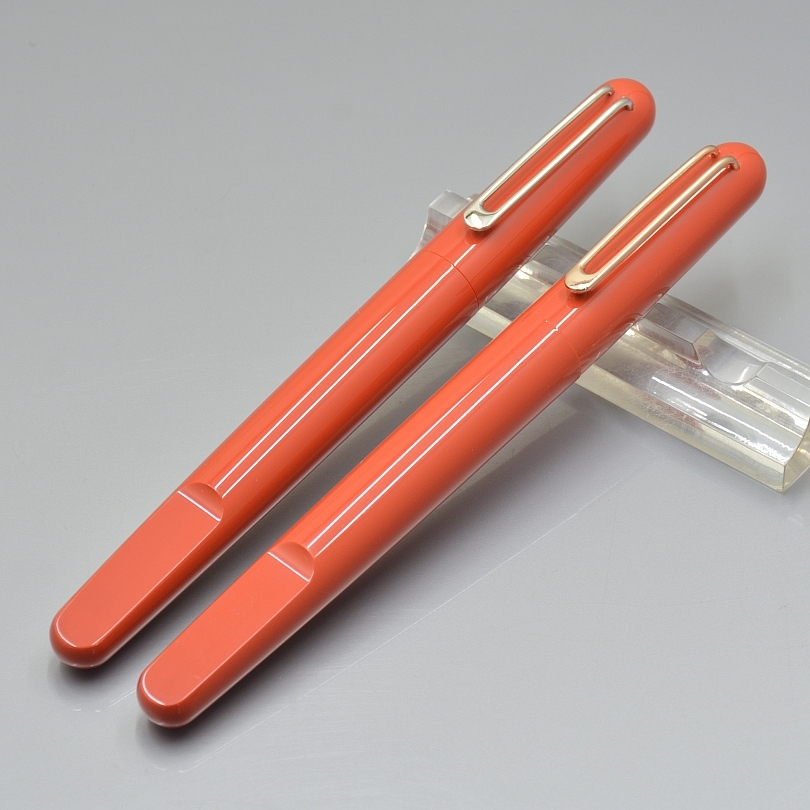 

Limited edition M series Magnetic Shut Cap Rollerball pen Red Resin and Plating carving School office stationery Writing Smooth Roller ball pens, As picture show