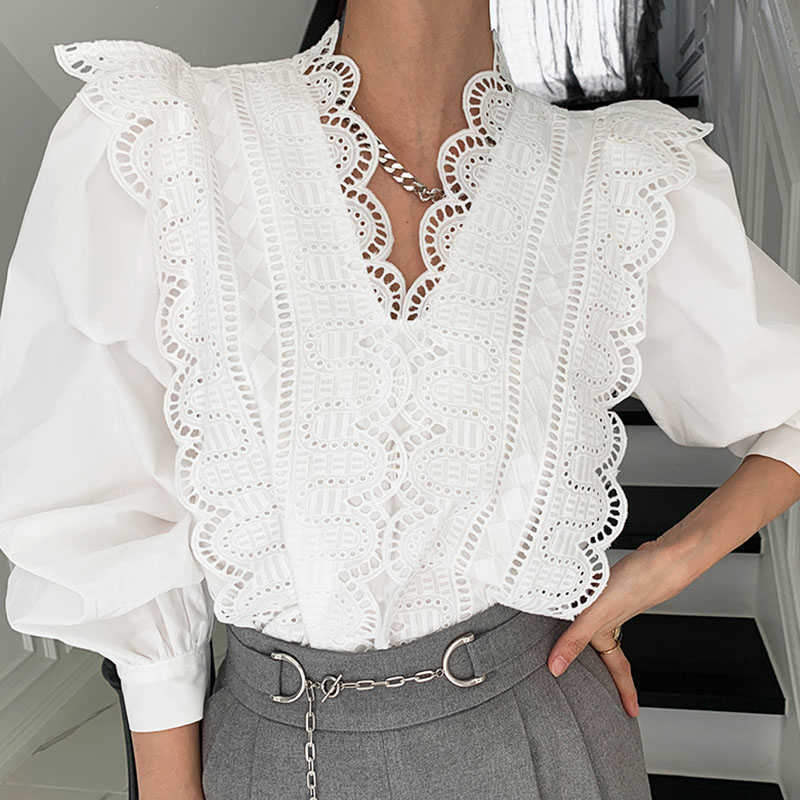 

French Elegant Solid V-neck Lace Hollow Out Patchwork Design Loose Puff Sleeve Shirt Women Blouses 210615, White