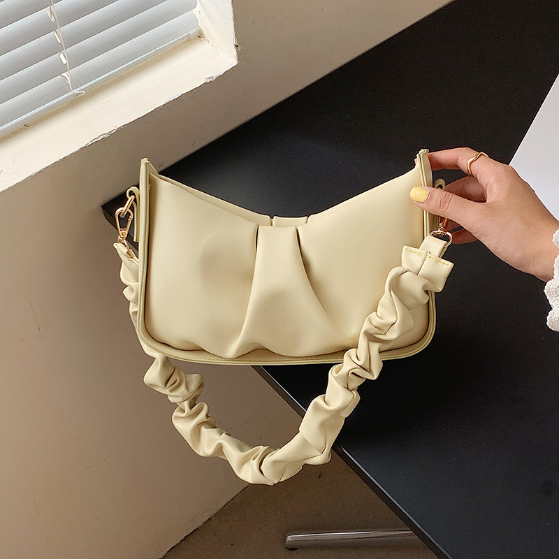 

2021 new underarm women's bag cloud wrinkled chain fashionable dumpling shaped Messenger Handbag, White