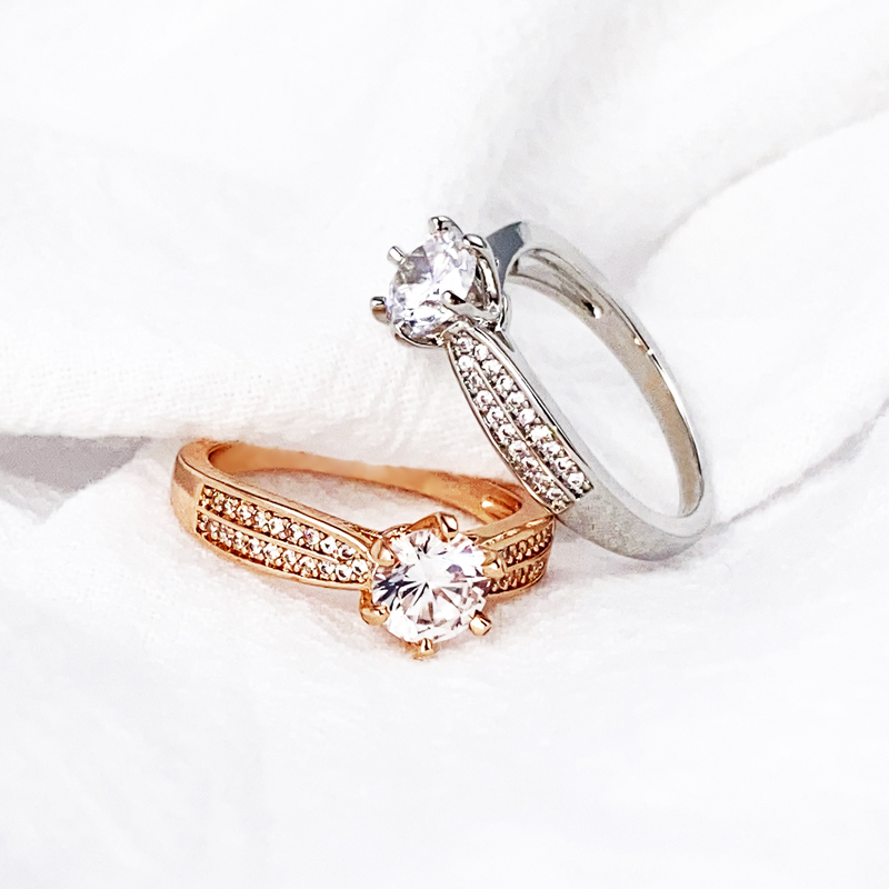 

Classic Forever Love With Side Stones Rings Woman Prong Setting Zircon Ring For Women Bohemia Exquisite Promise Of Marriage Engagement Bridal Jewelry Wholesale