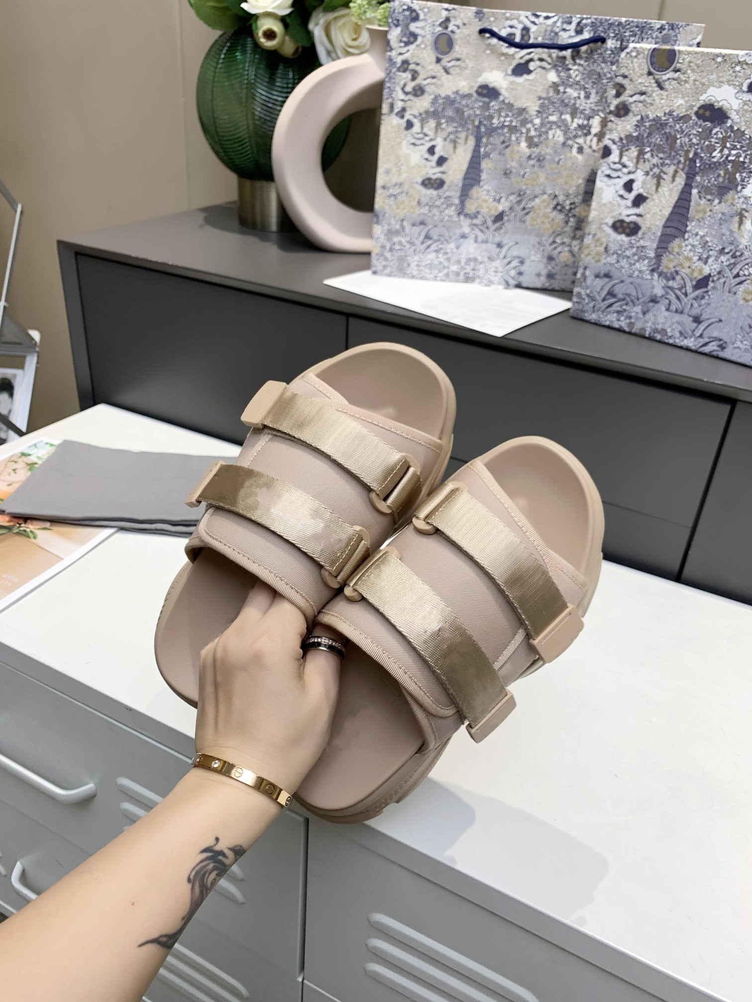 

Luxury custom chunky sandals Electro - embroidery material hook and loop surface imported suede with sheepskin lining you can feel texture on the foot, Wear stick