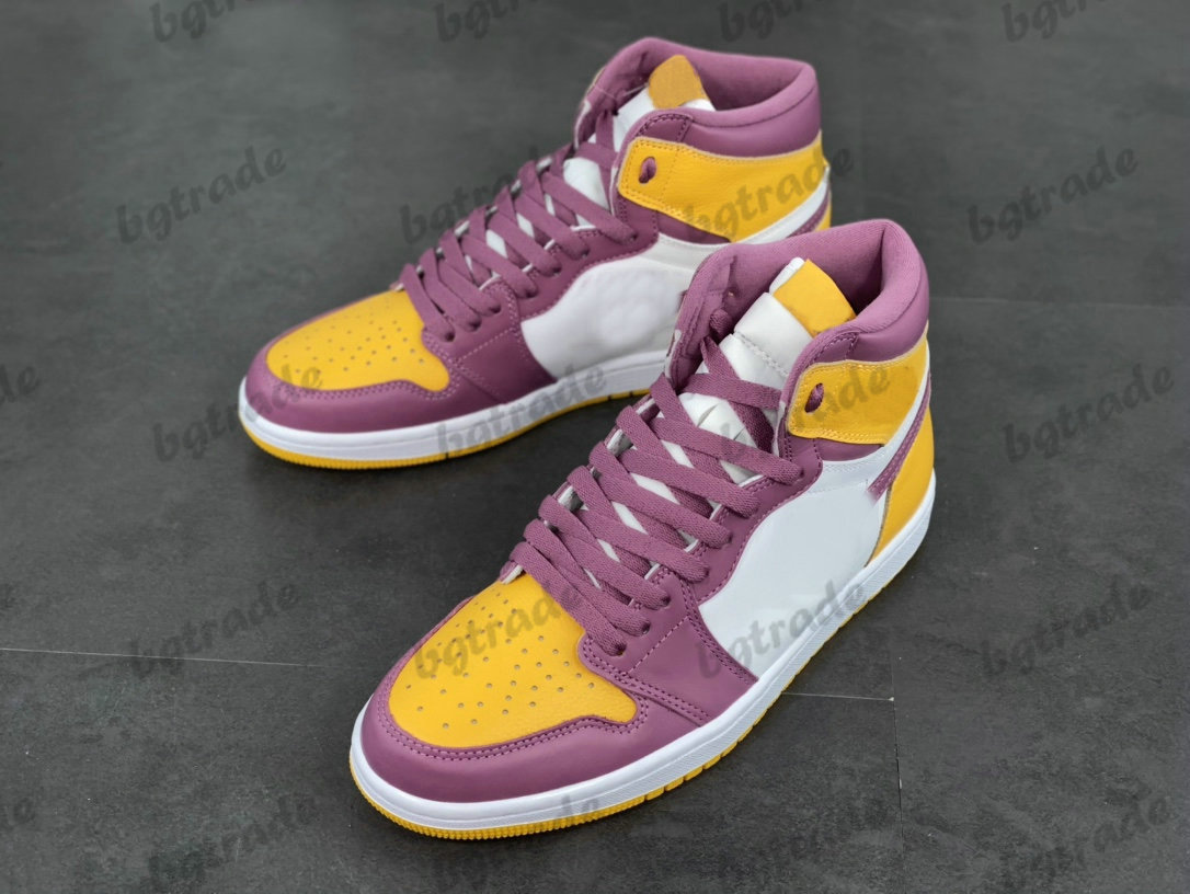 

1 High OG Omega Psi Phi 2022 Brotherhood Mens Designer Basketball Shoes 1s University Gold Light Bordeaux White Trainer Sports Sneakers