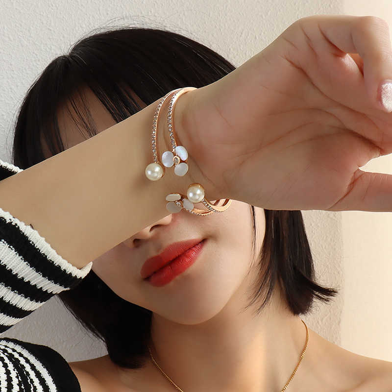 

2021 New Stainless Steel Jewelry Hand Polished Shell Fower Open Bracelet Zircon Pearl Inlaid Open Bracelet Bsz217 Q0720