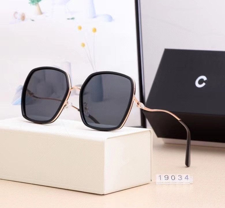 

2021 New 5-color women's big frame design U400 polarized sports plus driving Sunglasses travel fashion sunglasses send original box, White;black