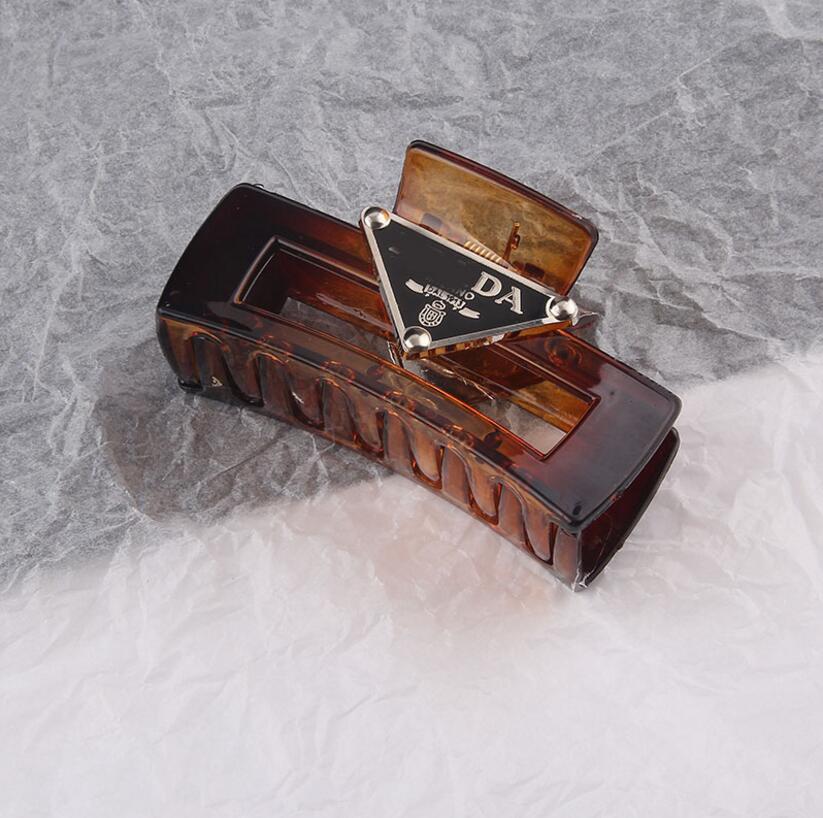 

French retro hollow letter Clamps back head black triangle elegant temperament big-name headdress female high-quality fast delivery