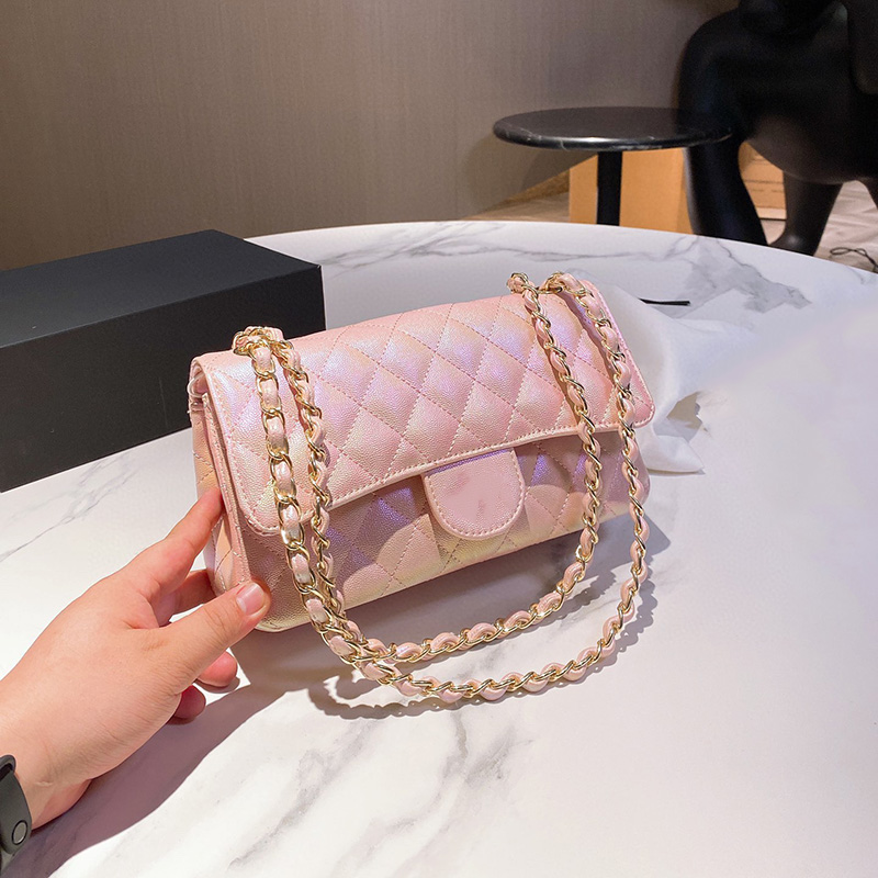 

Classic Double Flap Iridescent Pink Blue Bags Matelasse Chains Quilted High Quality Women Luxurys Designers Multi Pochette Tote Outdoor Street Handbags 26C