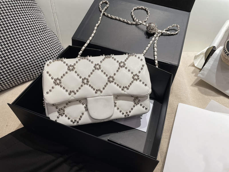 

women shoulder bags 2021 autumn and winter new Fashion Ladies Crossbody bag High quality solid Leather Steel ball chain small square-bags, Black