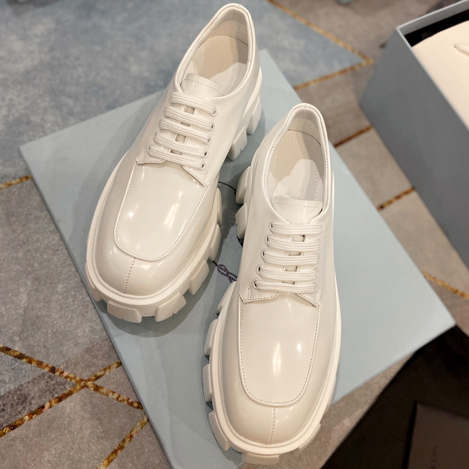 

Monolith brushed leather lace up women shoes round toe gear platform shoe, Black