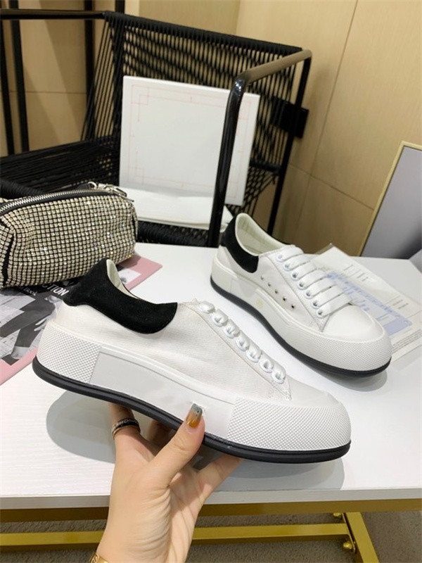 

Brand-new Low top Red Bottom Sneakers Shoes Graffiti Patent Leather Round-toe Casual High Quality Outdoor Studs Wedding Party size35-40, Choose the color